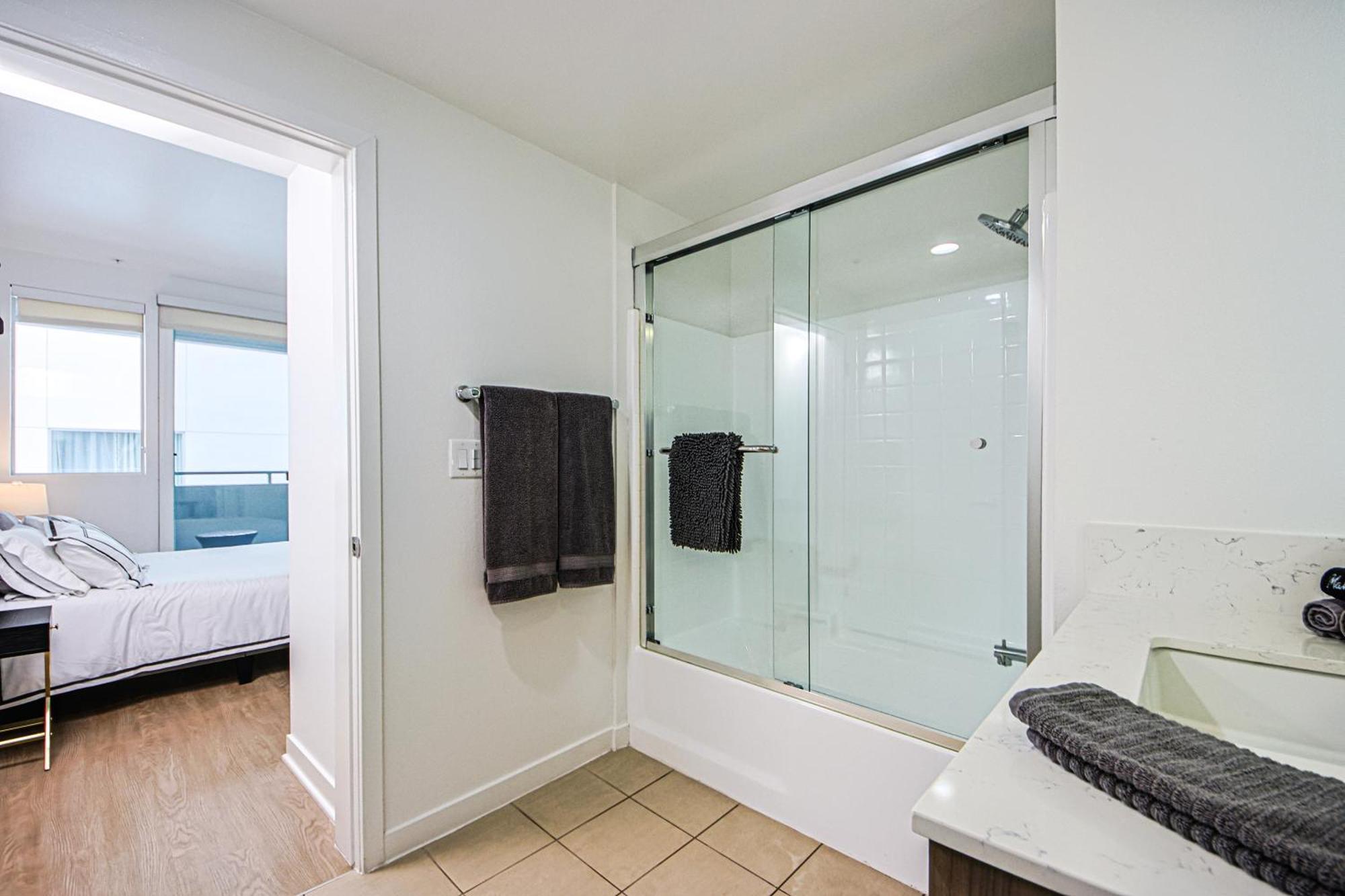 The Carlton- Modern-Luxury 2 Master Suites In Hrt Of Sm Steps To Ocean Ave Лос-Анджелес Екстер'єр фото
