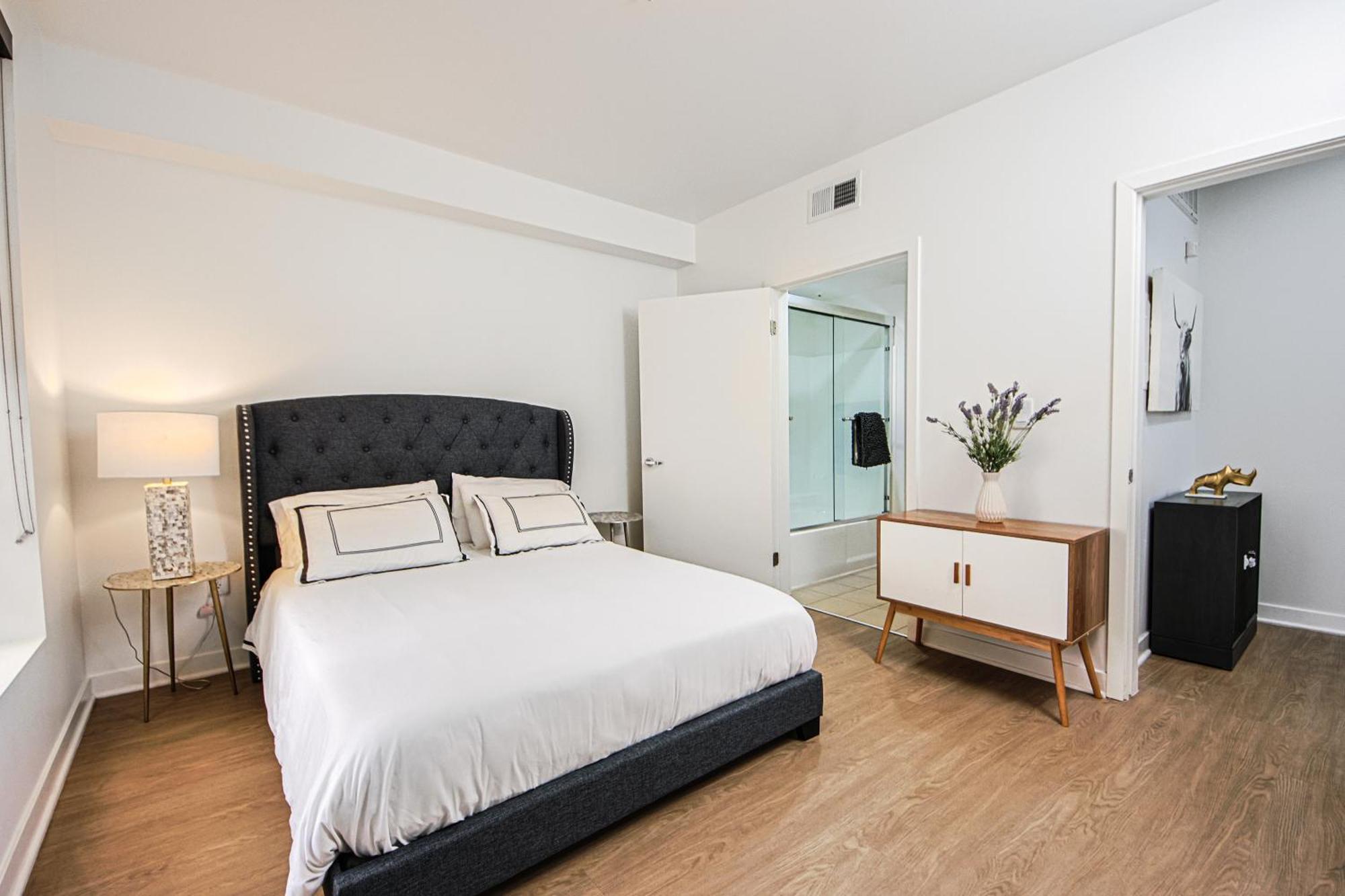 The Carlton- Modern-Luxury 2 Master Suites In Hrt Of Sm Steps To Ocean Ave Лос-Анджелес Екстер'єр фото
