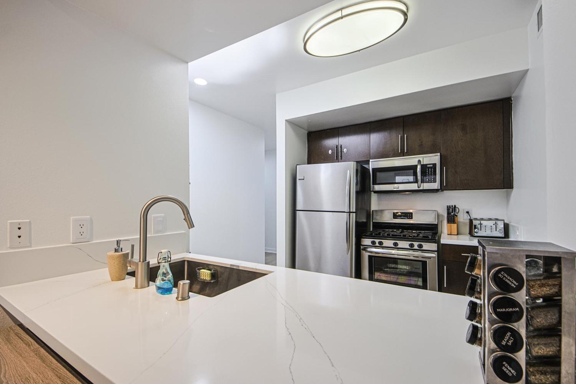The Carlton- Modern-Luxury 2 Master Suites In Hrt Of Sm Steps To Ocean Ave Лос-Анджелес Екстер'єр фото